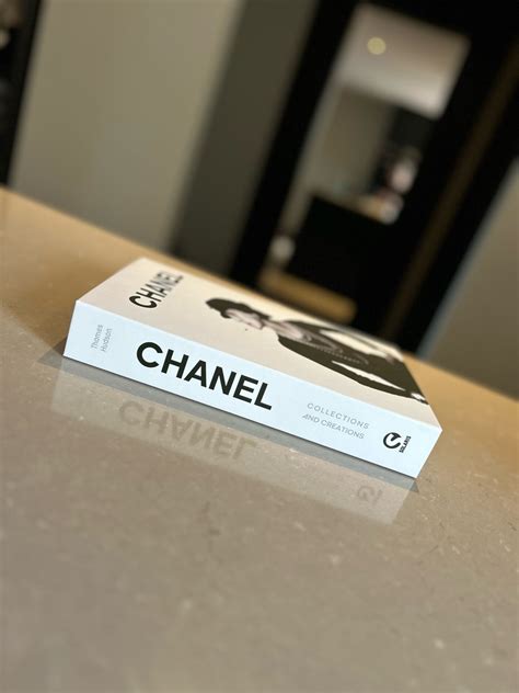 chanel boek bijenkorf